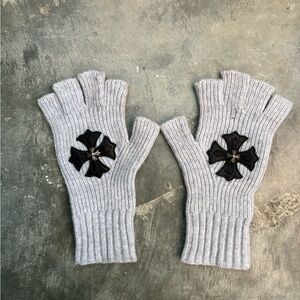 Chrome Hearts

Studded Cashmere Fingerless Gloves